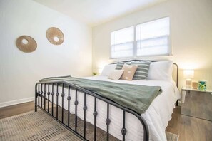 2 soverom, skrivebord, strykejern/-brett og wi-fi