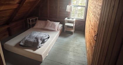 Charming 3-bedroom waterfront cottage with AC, WiFi and spectacular sunset views