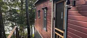 Charming 3-bedroom waterfront cottage with AC, WiFi and spectacular sunset views