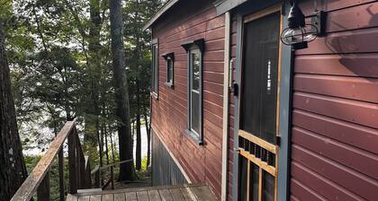 Charming 3-bedroom waterfront cottage with AC, WiFi and spectacular sunset views