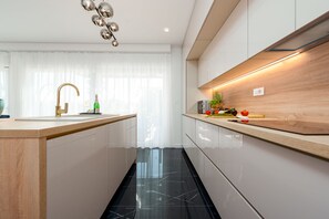 Kühlschrank, Mikrowelle, Ofen, Geschirrspüler