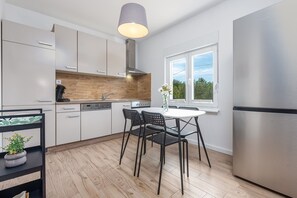 Frigorífic, forn, rentaplats i cafetera i tetera
