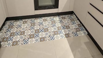 Microondas, horno y placa de cocina