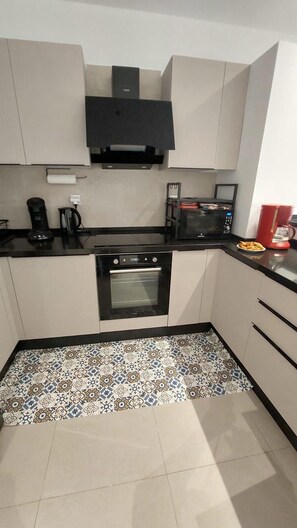 Micro-ondes, four, plaque de cuisson