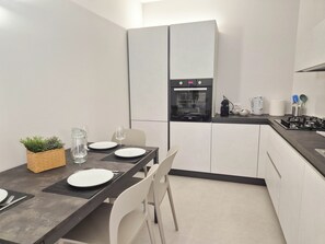 Kjøleskap, ovn, kokeplater og kaffetrakter/tekoker