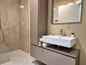 Dusche, Bidet, Handtücher