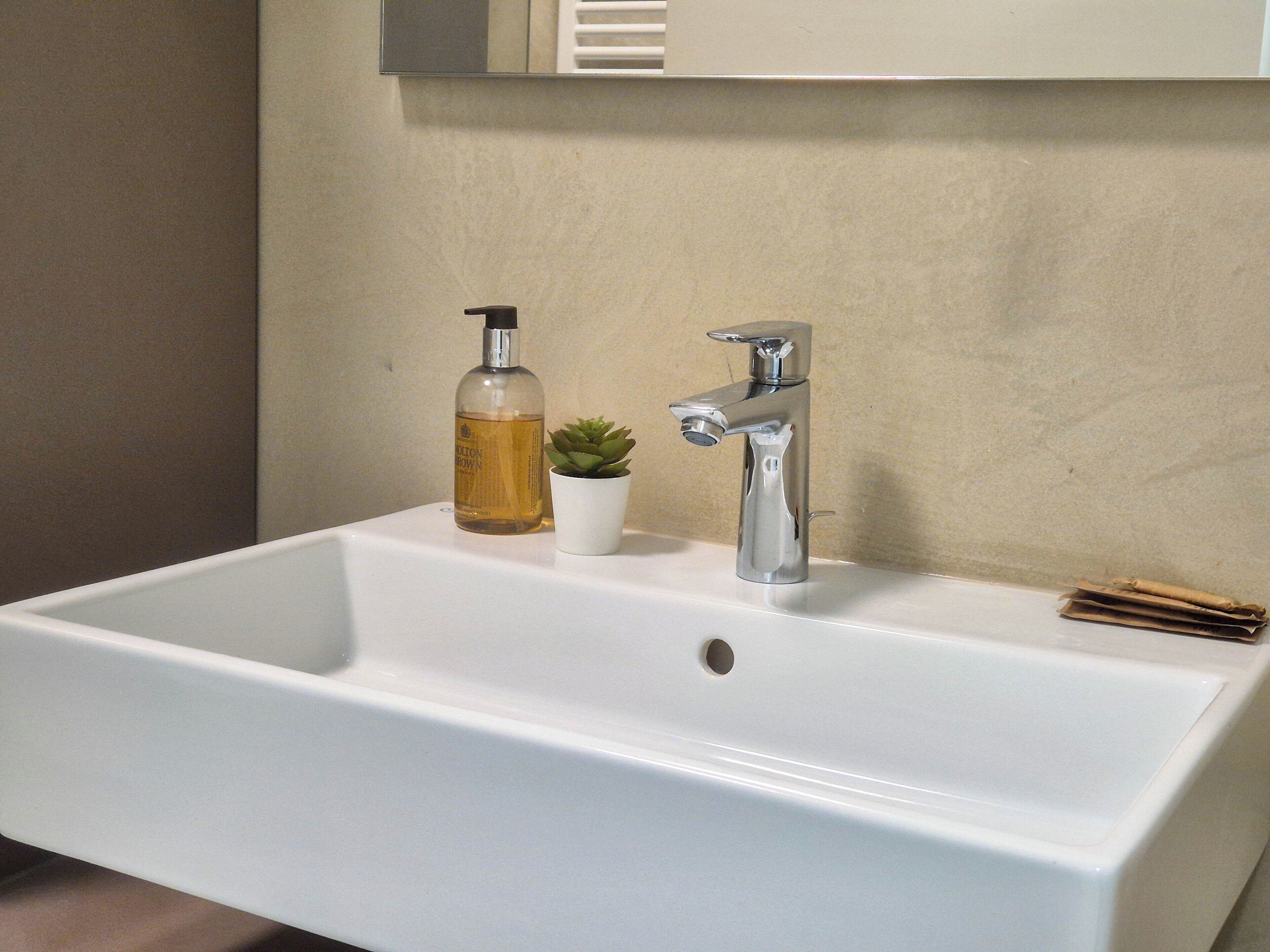 Douche, bidet, serviettes fournies