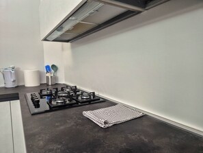 Kjøleskap, ovn, kokeplater og kaffetrakter/tekoker