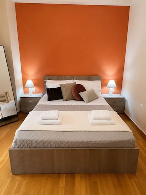 2 habitaciones, escritorio y tabla de planchar con plancha