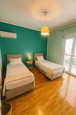 2 bedrooms, desk, iron/ironing board, travel cot - Sunny Escape in Alimos, close to the beach (Alimos)