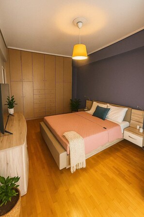 2 عدّة غرف نوم ومكتب ومكواة/لوح كي وسرير سفر