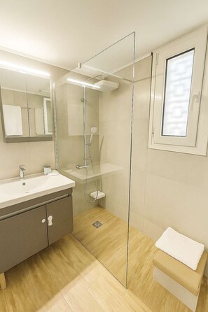 Dusj, hårføner og håndklær