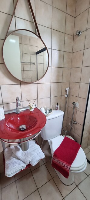 Haartrockner, Handtücher, Seife, Toilettenpapier