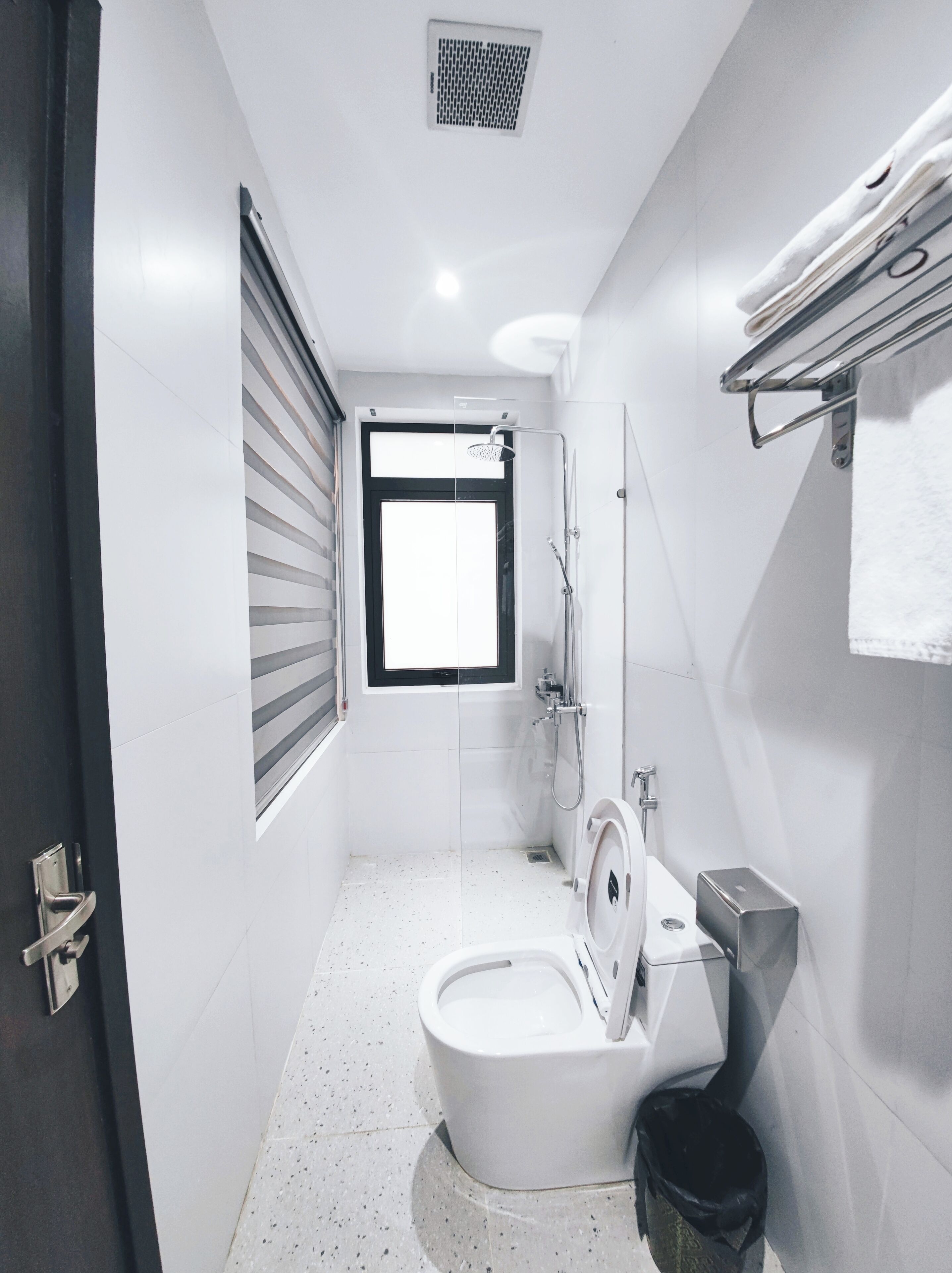 Un baño moderno con inodoro, bidé y ducha.