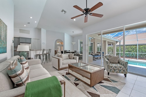 Paradise Retreat! Saltwater Luxury Pool w/Hot Tub