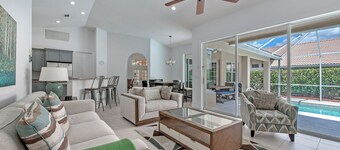 Paradise Retreat! Saltwater Luxury Pool w/Hot Tub