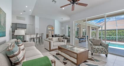 Paradise Retreat! Saltwater Luxury Pool w/Hot Tub