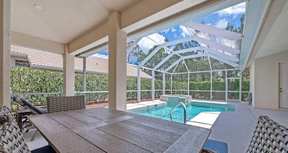 Paradise Retreat! Saltwater Luxury Pool w/Hot Tub