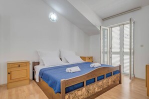 2 habitaciones, tabla de planchar con plancha, wifi y ropa de cama 