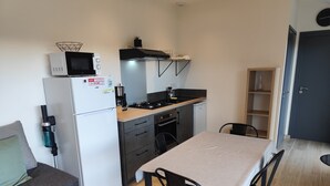 Private kitchen - Ty bugale in the heart of nature, 30 minutes from Lorient and its coast, ideal for recharging your batteries. (Inguiniel)
