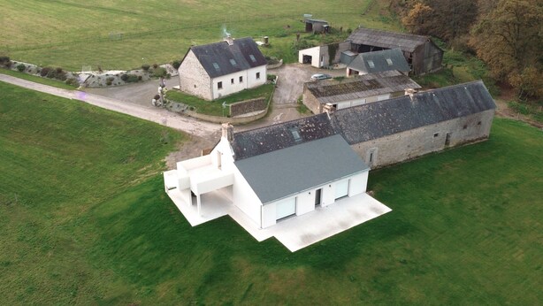 An aerial view of a rural property with several buildings, including a large barn and a white house with a sloped roof. - Ty bugale in the heart of nature, 30 minutes from Lorient and its coast, ideal for recharging your batteries. (Inguiniel)