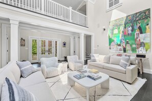 Smart-TV, Kamin, Bücher, Computerbildschirme