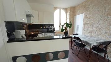 Micro-ondes, four, plaque de cuisson