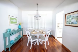 Dining - The Hibiscus Haven~ centrally located near hospital/ downtown Stuart (Stuart)
