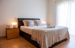 2 室のベッドルーム、アイロン / アイロン台、WiFi (無料)、ベッドシーツ