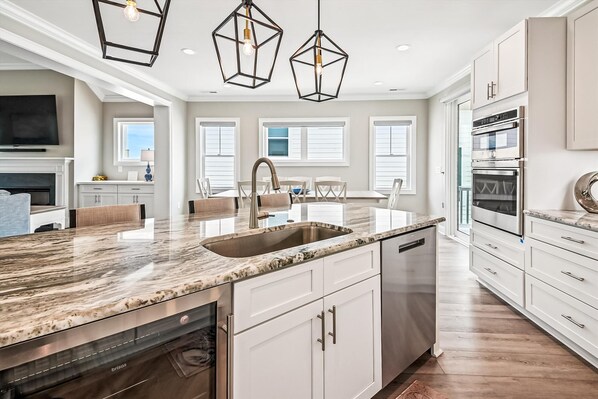 ثلاجة، ميكروويف، فرن، موقد طهي مسطح