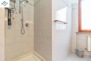 Dusche, Haartrockner, Bidet, Handtücher