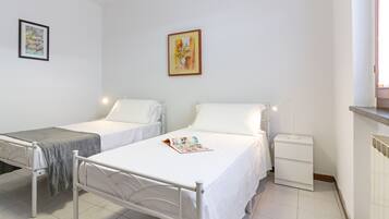 2 slaapkamers, een bureau, een strijkplank/strijkijzer, reisbedje