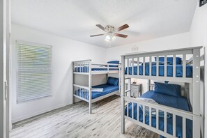 3 dormitorios, tabla de planchar con plancha, cuna de viaje