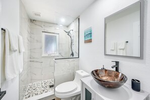 Douche, sèche-cheveux, serviettes fournies, savon