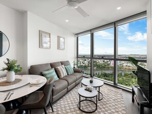Living area - Spectacular Botanic River View CBD/ STAR Casino (Brisbane City)