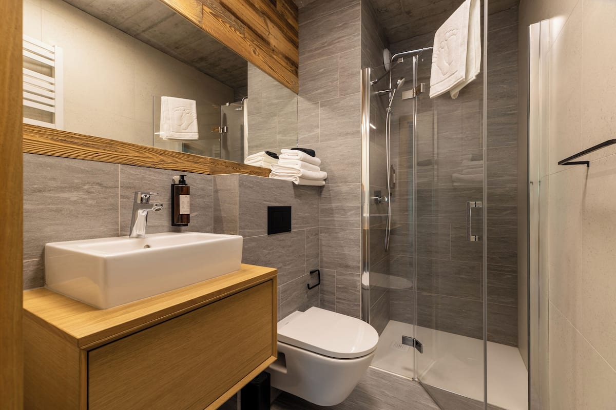 2 bedrooms, soundproofing, iron/ironing board, free WiFi