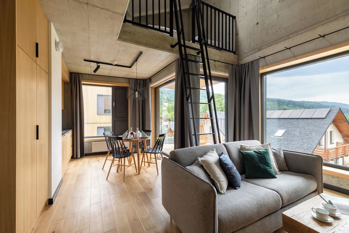 Apartemen Deluks, balkon, pemandangan gunung | Kedap suara, setrika/meja setrika, Wi-Fi gratis, dan seprai linen