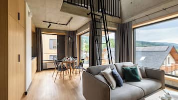 Appartamento Deluxe, balcone, vista montagna | 2 camere, insonorizzazione, ferro/asse da stiro, Wi-Fi gratuito