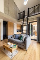 Deluxe apartman, erkély, kilátással a hegyre | Hangszigetelés, vasaló/vasalódeszka, ingyenes wifi és ágynemű