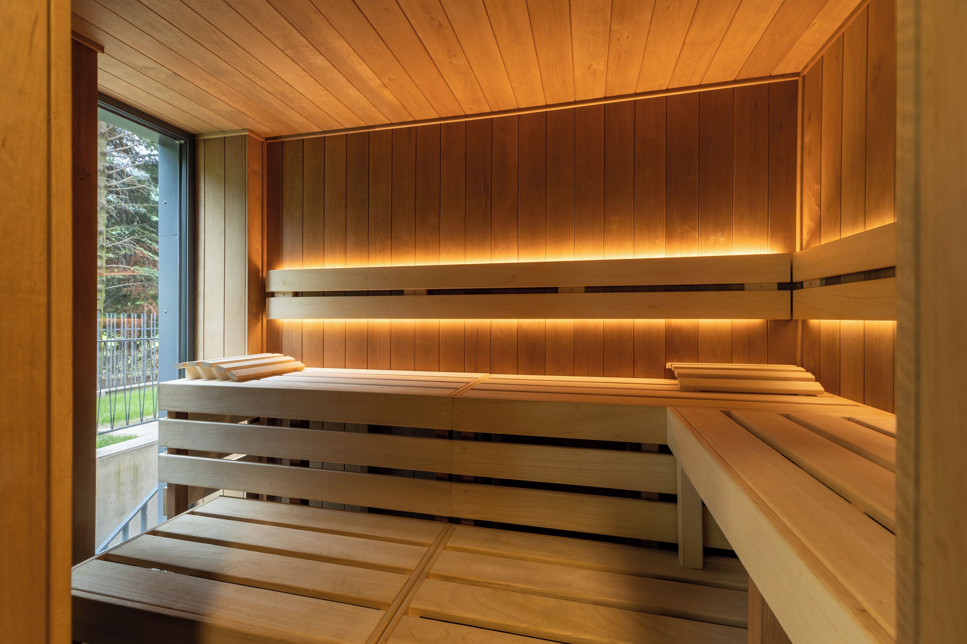 Una sauna de madera con bancos y un banco con una toalla.