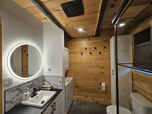 Dusche, Haartrockner, Handtücher