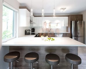 Réfrigérateur, four à micro-ondes, un four, surface de cuisson