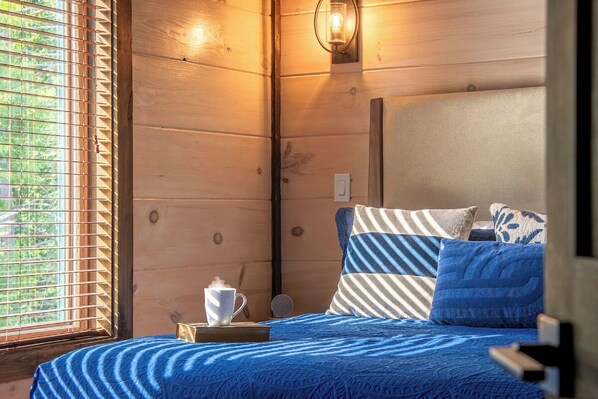5 bedrooms, desk, iron/ironing board, travel cot