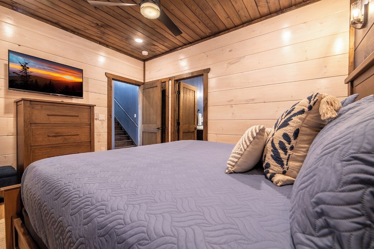 5 habitaciones, escritorio y tabla de planchar con plancha 