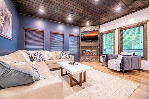 *Stunning 4BD Lodge w/ POOL + Hot Tub + Near TOWN*