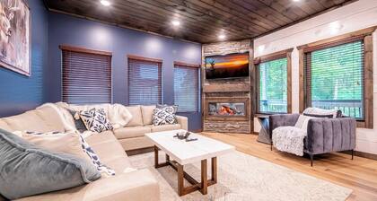 *Stunning 4BD Lodge w/ POOL + Hot Tub + Near TOWN*