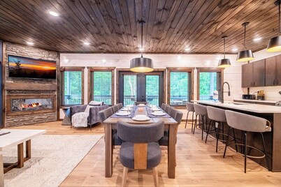 *Stunning 4BD Lodge w/ POOL + Hot Tub + Near TOWN*