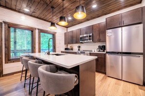 Een koelkast, een microgolfoven, een oven, een kookplaat