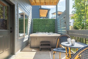 Outdoor spa tub - *Stunning 4BD Lodge w/ POOL + Hot Tub + Near TOWN* (Pigeon Forge)