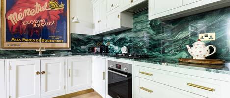 Kühlschrank, Geschirrspüler, Wasserkocher mit Kaffee-/Teezubehör